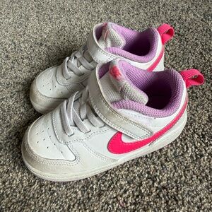 Nike Kids Sneakers in White and Pink
